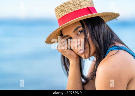 Nord America, Caraibi, grandi Antille, Isola di Hispaniola, Repubblica Dominicana, Provincia di Sama, Penisola di Sama, Las Terrenas, Playa Cosón, Pretty Latina guardando lateralmente la fotocamera Foto Stock