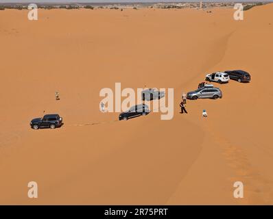 Veicoli fuoristrada bloccati nel deserto di Erg Chebbi vicino a Merzouga, Marocco Foto Stock