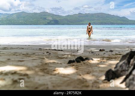 Nord America, Caraibi, grandi Antille, Isola di Hispaniola, Repubblica Dominicana, Provincia di Sama, Penisola di Sama, Las Galeras, Playa Escondida, attraente Latina dalla pelle scura sulla pittoresca spiaggia di Playa Escondida Foto Stock