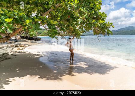 Nord America, Caraibi, grandi Antille, Isola di Hispaniola, Repubblica Dominicana, Provincia di Sama, Penisola di Sama, Las Galeras, Playa Escondida, attraente Latina dalla pelle scura sulla pittoresca spiaggia di Playa Escondida Foto Stock