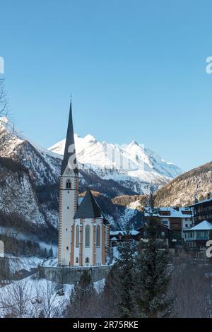 Heiligenblut am Großglockner in inverno, neve, chiesa di San Vinzenz nel centro Foto Stock