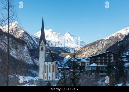 Heiligenblut am Großglockner in inverno, neve, chiesa di San Vinzenz nel centro Foto Stock