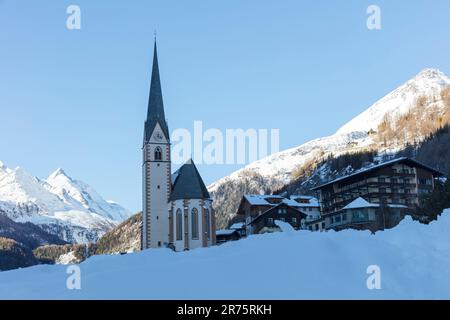 Heiligenblut am Großglockner in inverno, neve, chiesa di San Vinzenz nel centro Foto Stock