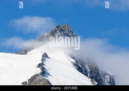 Großglockner, cima di montagna con piccole nuvole Foto Stock