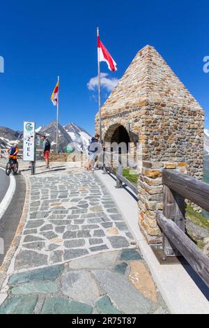 Fuschertörl, cancello, alta strada alpina Großglockner, cielo blu, persone, ciclista Foto Stock