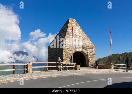 Fuschertörl, cancello, alta strada alpina Großglockner, cielo blu, persone, ciclista Foto Stock