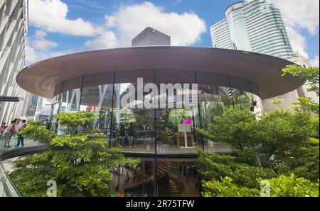 Bangkok, Thailandia - 10 giugno 2023: Apple Store al centro commerciale Central World di Bangkok. Negozi di punta di Apple in Thailandia. Foto Stock
