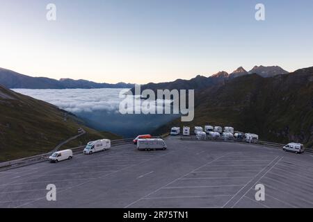 I campeggiatori di Hohe Sattel, Kaiser-Franz-Josefs-Höhe, strada alpina di Großglockner, al mattino con nebbia sulla valle Foto Stock