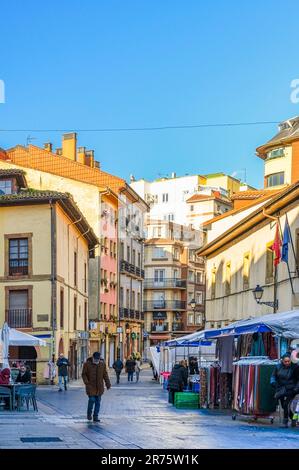 Oviedo, Asturie, Spagna - 12 febbraio 2023: Pedoni che camminano tra venditori ambulanti e mostre di abbigliamento nel centro città. Una città moderna Foto Stock