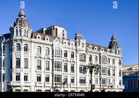 Oviedo, Asturie, Spagna - 12 febbraio 2023: La facciata dell'edificio Santa Lucia mostra dettagli architettonici unici. Lampioni di strada e un adiacente str Foto Stock