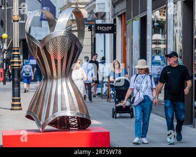 EMBARGO FINO AL 13TH GIUGNO 2023. Londra, Regno Unito. 12th giugno, 2023. Kalliopi Lemos (1951) - Corset -2017 presentato da Gazelli Art House. Location: Top End of New Bond Street - The Art in Mayfair 2023 percorso di scultura. Un mix di opere d'arte pernanenti e nuove installazioni temporanee. Credit: Guy Bell/Alamy Live News Foto Stock