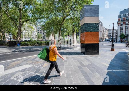 EMBARGO FINO AL 13TH GIUGNO 2023. Londra, Regno Unito. 12th giugno, 2023. Sean Scully (b. 1945) linea fissa - 2022. Posizione: Piazza Hannover - l'arte in Mayfair 2023 percorso di scultura. Un mix di opere d'arte pernanenti e nuove installazioni temporanee. Credit: Guy Bell/Alamy Live News Foto Stock