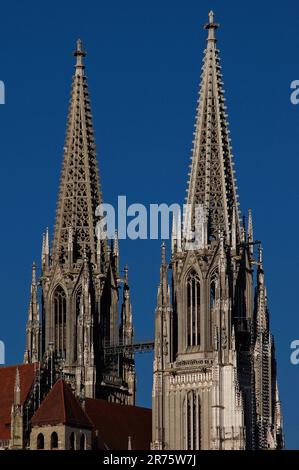 Gemelle neogotiche della Cattedrale di San Pietro o del Duomo di San Pietro a Ratisbona, Baviera, Germania. Le guglie furono aggiunte nel 1859 e nel 1869, sintomo della nostalgia del 19th° secolo per il Medioevo e interpretazione del gotico come “altdeutsch” o vecchio stile architettonico tedesco. Nel 1835, re Ludovico i di Baviera ordinò di rimuovere dalla cattedrale, costruita tra il 1275 e il 1520, tutte le caratteristiche non gotiche. Foto Stock