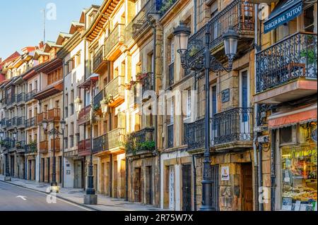 Oviedo, Asturie, Spagna - 12 febbraio 2023: Edifici cittadini con balconi lungo una strada, con facciate uniche e strutture architettoniche in Th Foto Stock