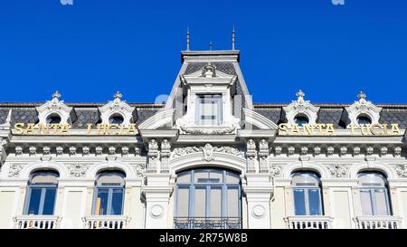 Oviedo, Asturie, Spagna - 12 febbraio 2023: L'edificio Santa Lucia con vista ad angolo basso. La struttura è una parte fondamentale dell'architettura cittadina. Foto Stock