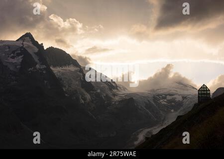 Vista di Großglockner, dell'Osservatorio Wilhelm Swarovski e di Pasterze al tramonto Foto Stock