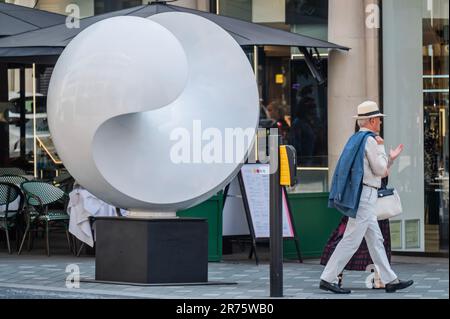 EMBARGO FINO AL 13TH GIUGNO 2023. Londra, Regno Unito. 12th giugno, 2023. Johnny Hawkes ( b. 1955) - Sphelix 2023 presentato da Sladmore. Location : Fenwick - l'arte a Mayfair 2023 percorso di scultura. Un mix di opere d'arte pernanenti e nuove installazioni temporanee. Credit: Guy Bell/Alamy Live News Foto Stock