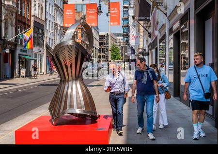 EMBARGO FINO AL 13TH GIUGNO 2023. Londra, Regno Unito. 12th giugno, 2023. Kalliopi Lemos (1951) - Corset -2017 presentato da Gazelli Art House. Location: Top End of New Bond Street - The Art in Mayfair 2023 percorso di scultura. Un mix di opere d'arte pernanenti e nuove installazioni temporanee. Credit: Guy Bell/Alamy Live News Foto Stock