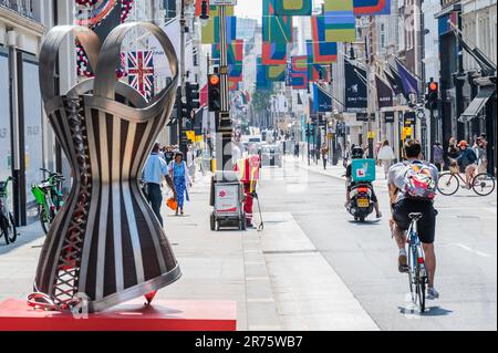 EMBARGO FINO AL 13TH GIUGNO 2023. Londra, Regno Unito. 12th giugno, 2023. Kalliopi Lemos (1951) - Corset -2017 presentato da Gazelli Art House. Location: Top End of New Bond Street - The Art in Mayfair 2023 percorso di scultura. Un mix di opere d'arte pernanenti e nuove installazioni temporanee. Credit: Guy Bell/Alamy Live News Foto Stock