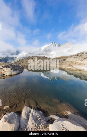 Großglockner spiedo lato nord nel piccolo lago del ghiacciaio, angolo della cascata nelle giornate di sole Foto Stock