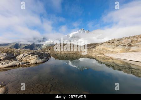 Großglockner spiedo lato nord nel piccolo lago del ghiacciaio, angolo della cascata nelle giornate di sole Foto Stock