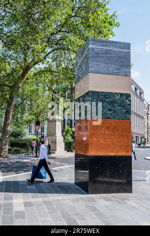 EMBARGO FINO AL 13TH GIUGNO 2023. Londra, Regno Unito. 12th giugno, 2023. Sean Scully (b. 1945) linea fissa - 2022. Posizione: Piazza Hannover - l'arte in Mayfair 2023 percorso di scultura. Un mix di opere d'arte pernanenti e nuove installazioni temporanee. Credit: Guy Bell/Alamy Live News Foto Stock