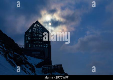 Wilhelm Swarovski Observatory in una notte di luna piena, nuvole illuminate Foto Stock