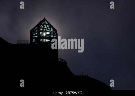 Wilhelm Swarovski Observatory in una notte di luna piena, la luna splende attraverso la torre, aura intorno alla torre Foto Stock