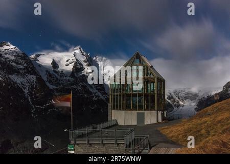 Wilhelm Swarovski Observatory in una notte di luna piena, lunga esposizione, nuvole in movimento Foto Stock