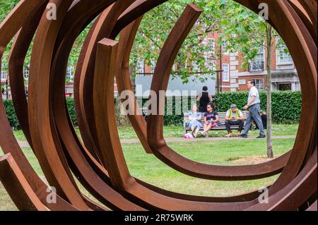 EMBARGO FINO AL 13TH GIUGNO 2023. Londra, Regno Unito. 12th giugno, 2023. Opere di Bernar Venet presentate da Waddington Custot 1992. Luogo Grosvenor Sq - l'arte a Mayfair 2023 percorso di scultura. Un mix di opere d'arte pernanenti e nuove installazioni temporanee. Credit: Guy Bell/Alamy Live News Foto Stock