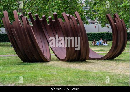 EMBARGO FINO AL 13TH GIUGNO 2023. Londra, Regno Unito. 12th giugno, 2023. Opere di Bernar Venet presentate da Waddington Custot 1992. Luogo Grosvenor Sq - l'arte a Mayfair 2023 percorso di scultura. Un mix di opere d'arte pernanenti e nuove installazioni temporanee. Credit: Guy Bell/Alamy Live News Foto Stock