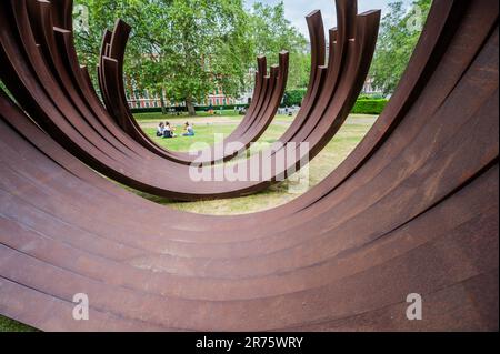 EMBARGO FINO AL 13TH GIUGNO 2023. Londra, Regno Unito. 12th giugno, 2023. Opere di Bernar Venet presentate da Waddington Custot 1992. Luogo Grosvenor Sq - l'arte a Mayfair 2023 percorso di scultura. Un mix di opere d'arte pernanenti e nuove installazioni temporanee. Credit: Guy Bell/Alamy Live News Foto Stock