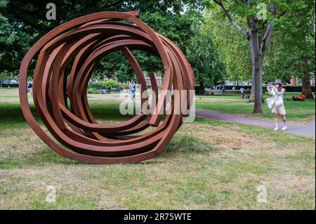 EMBARGO FINO AL 13TH GIUGNO 2023. Londra, Regno Unito. 12th giugno, 2023. Opere di Bernar Venet presentate da Waddington Custot 1992. Luogo Grosvenor Sq - l'arte a Mayfair 2023 percorso di scultura. Un mix di opere d'arte pernanenti e nuove installazioni temporanee. Credit: Guy Bell/Alamy Live News Foto Stock