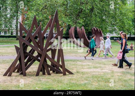 EMBARGO FINO AL 13TH GIUGNO 2023. Londra, Regno Unito. 12th giugno, 2023. Opere di Bernar Venet presentate da Waddington Custot 1992. Luogo Grosvenor Sq - l'arte a Mayfair 2023 percorso di scultura. Un mix di opere d'arte pernanenti e nuove installazioni temporanee. Credit: Guy Bell/Alamy Live News Foto Stock