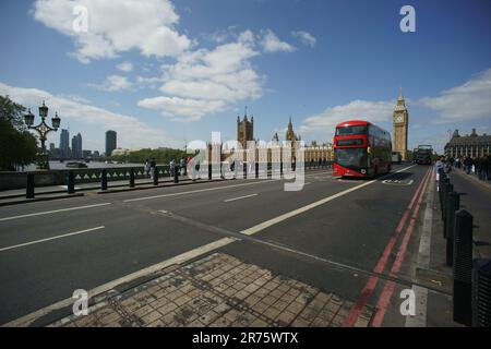 LONDRA, REGNO UNITO, Westminster Palace e Big Ben e traffico sul ponte di Westminster Foto Stock