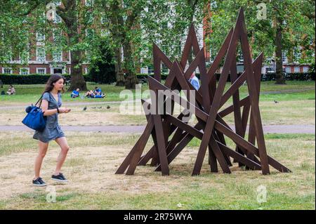 EMBARGO FINO AL 13TH GIUGNO 2023. Londra, Regno Unito. 12th giugno, 2023. Opere di Bernar Venet presentate da Waddington Custot 1992. Luogo Grosvenor Sq - l'arte a Mayfair 2023 percorso di scultura. Un mix di opere d'arte pernanenti e nuove installazioni temporanee. Credit: Guy Bell/Alamy Live News Foto Stock