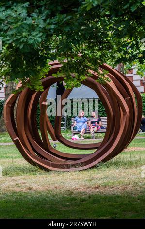 EMBARGO FINO AL 13TH GIUGNO 2023. Londra, Regno Unito. 12th giugno, 2023. Opere di Bernar Venet presentate da Waddington Custot 1992. Luogo Grosvenor Sq - l'arte a Mayfair 2023 percorso di scultura. Un mix di opere d'arte pernanenti e nuove installazioni temporanee. Credit: Guy Bell/Alamy Live News Foto Stock