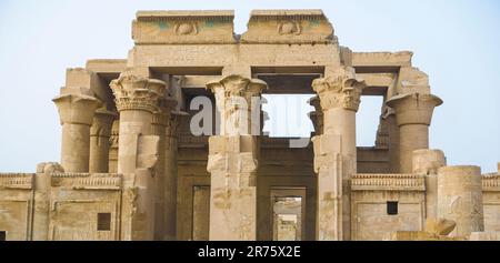 Tempio di Sobek e Horus a Kom Ombo, Governatorato di Assuan, Egitto. Ingresso doppio Foto Stock