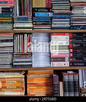Libri e compact disc (CD) su uno scaffale Foto Stock