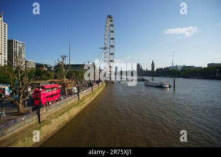 London Eye ruota panoramica Ferris e County Hall, fiume Thames, London, England, Regno Unito Foto Stock