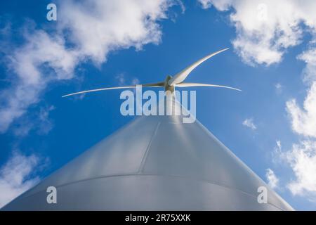 Turbina a vento nei pressi di Vila do Bispo nell'Algarve occidentale Foto Stock