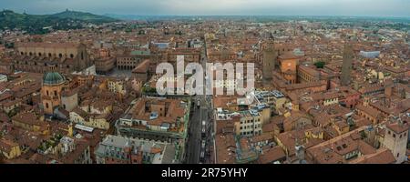 Italia, Bologna, vista da Torre Asinelli, Via Rizzoli Foto Stock