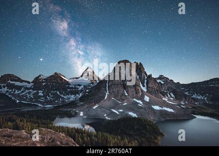 Via Lattea che sale sul Monte Assiniboine Foto Stock