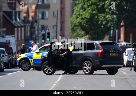 Un poliziotto armato su Ilkeston Road a Nottingham, in quanto tre persone sono state trovate morte nella città in quello che la polizia ha descritto come un "terribile e tragico incidente”. Un uomo di 31 anni è stato arrestato per sospetto di omicidio dopo che due persone sono state trovate morte per strada in Ilkeston Road poco dopo le 4am di martedì. Un terzo uomo è stato trovato morto in Magdala Road, Nottinghamshire polizia ha detto. Altre tre persone sono in ospedale dopo che qualcuno ha cercato di farle funzionare in un furgone a Milton Street, in ciò che la polizia ritiene sia stato un incidente collegato. Data immagine: Martedì 13 giugno 2023. Foto Stock