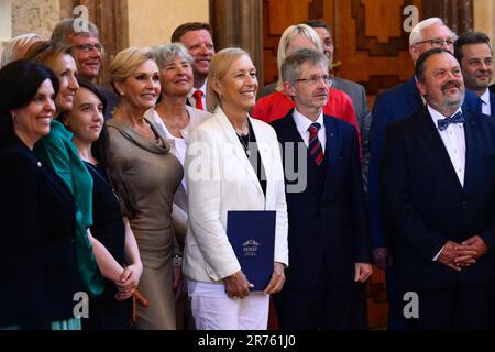 Praga, Repubblica Ceca. 13th giugno, 2023. L'ex tennista Martina Navratilova (centro) si pone dopo aver ricevuto la medaglia d'argento del Presidente del Senato, nel palazzo Valdstejnsky, Valdstejnske nam. 4, Praga, Repubblica Ceca, il 13 giugno 2023. Accanto a Navratilova sulla sinistra c'è la cantante Helena Vondrackova, sulla destra c'è il presidente del Senato Milos Vystrcil (ODS). Credit: Ondrej Deml/CTK Photo/Alamy Live News Foto Stock