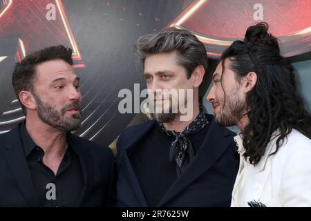 LOS ANGELES - GIUGNO 12: Ben Affleck, Andres Muschietti, Ezra Miller al Flash Premiere al Ovation Hollywood Courtyard il 12 Giugno 2023 a Los Angeles, CA Foto Stock