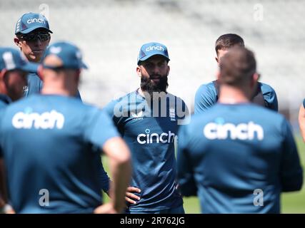 Inghilterra Moeen Ali (centro) durante una sessione di reti a Edgbaston, Birmingham. La serie maschile di Ashes tra Inghilterra e Australia inizia venerdì 16 giugno a Edgbaston. Data immagine: Martedì 13 giugno 2023. Foto Stock