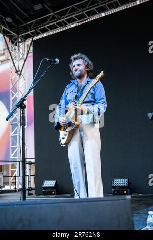 Milano, Italia. 12th giugno, 2023. Il cantautore americano MAXIM LUDWIG si esibisce dal vivo sul palco al Giardino della Triennale, inaugurando lo spettacolo di Angel Olsen. Credit: Rodolfo Sassano/Alamy Live News Foto Stock