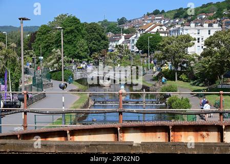 Vista su Dawlish dalla nuova passerella (2023) lungo la parete marina della stazione ferroviaria di Dawlish. Foto Stock