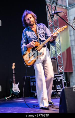 Milano, Italia. 12th giugno, 2023. Il cantautore americano MAXIM LUDWIG si esibisce dal vivo sul palco al Giardino della Triennale, inaugurando lo spettacolo di Angel Olsen. Credit: Rodolfo Sassano/Alamy Live News Foto Stock